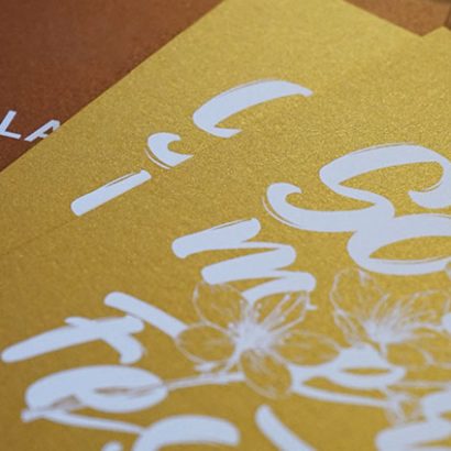 goldener Karton mit Weißdruck