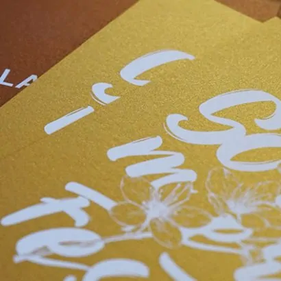 goldener Karton mit Weißdruck