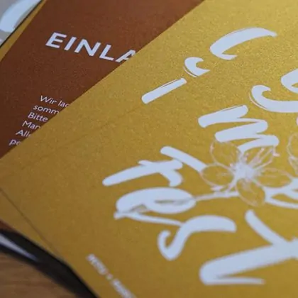 metallische Kartons Papiere mit Veredelung Weissdruck