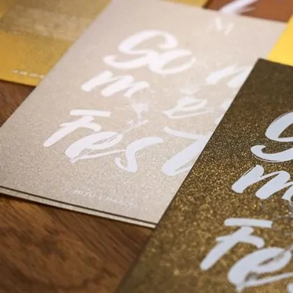 metallisch schimmernde Karten mit Weißdruck