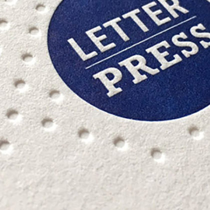 farblos tiefgeprägt und mit Sonderfarbe im Letterpress