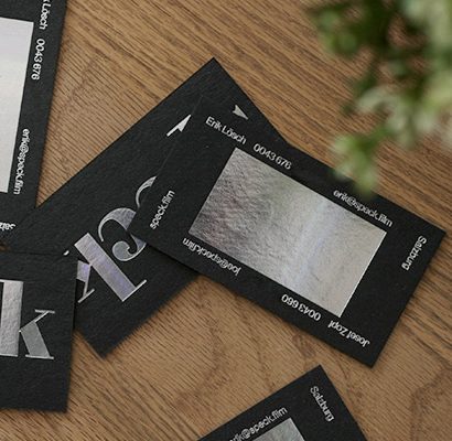 schwarze Visitenkarten auf Altpapier