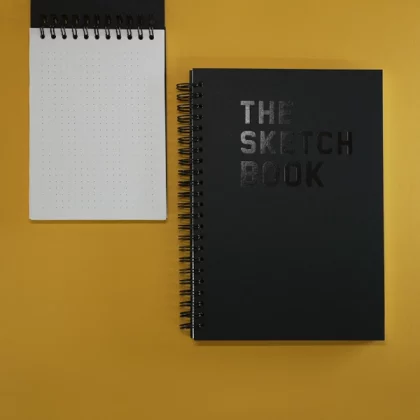 schwarze Notizblöcke