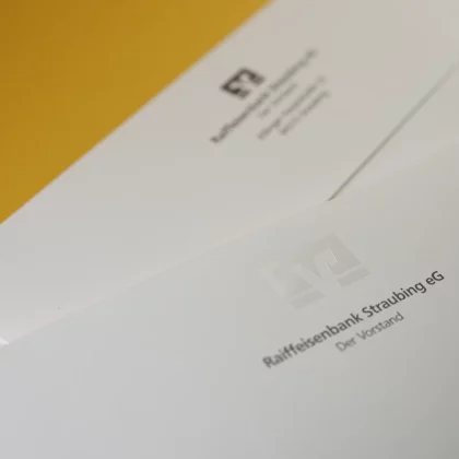 Briefpapier mit einer transparenten Heißfolienprägung