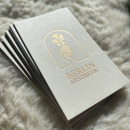 Vistitenkarten mit einer Heißfolienprägung (Farbe: Bronze) auf einem Colorplan-Karton 540 g/qm (Farbe: Mist)