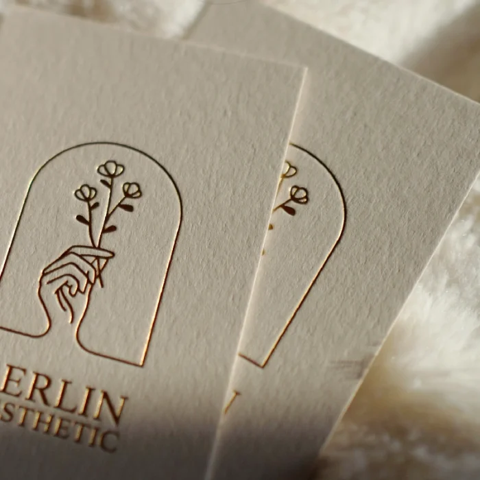 Auschnitt einer Visitenkarten auf einem natürlichen Karton mit Folienprägung Bronze