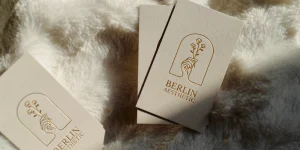 hochwertige Visitenkarten in natürlicher Haptik mit einer Folienprägung Bronze für ein Kosmetikstudio