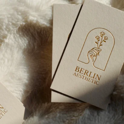 hochwertige Visitenkarten in natürlicher Haptik mit einer Folienprägung Bronze für ein Kosmetikstudio