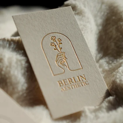 Visitenkarten mit einer bronzefarbenen Folienprägung auf Naturpapier für Berlin Schönheitschirurgie